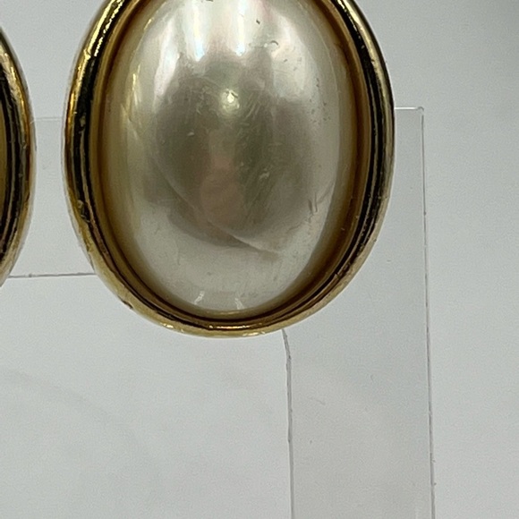 Christian Dior Vintage Gold Tone Oval Clip On Earrings Faux Pearl Cabochon - Picture 3 of 16